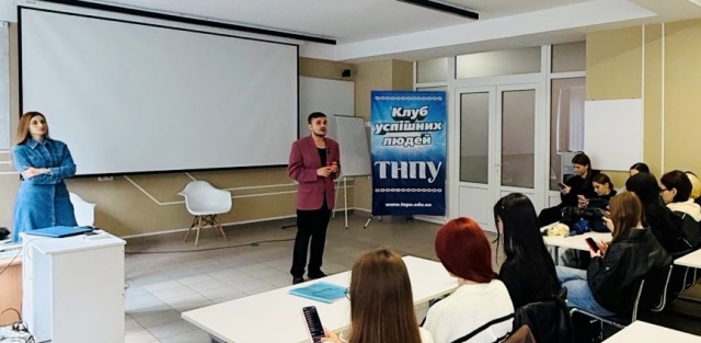 Юрій Вітяк ознайомлює з дорожньою картою студента та розповідає про академічну доброчесність